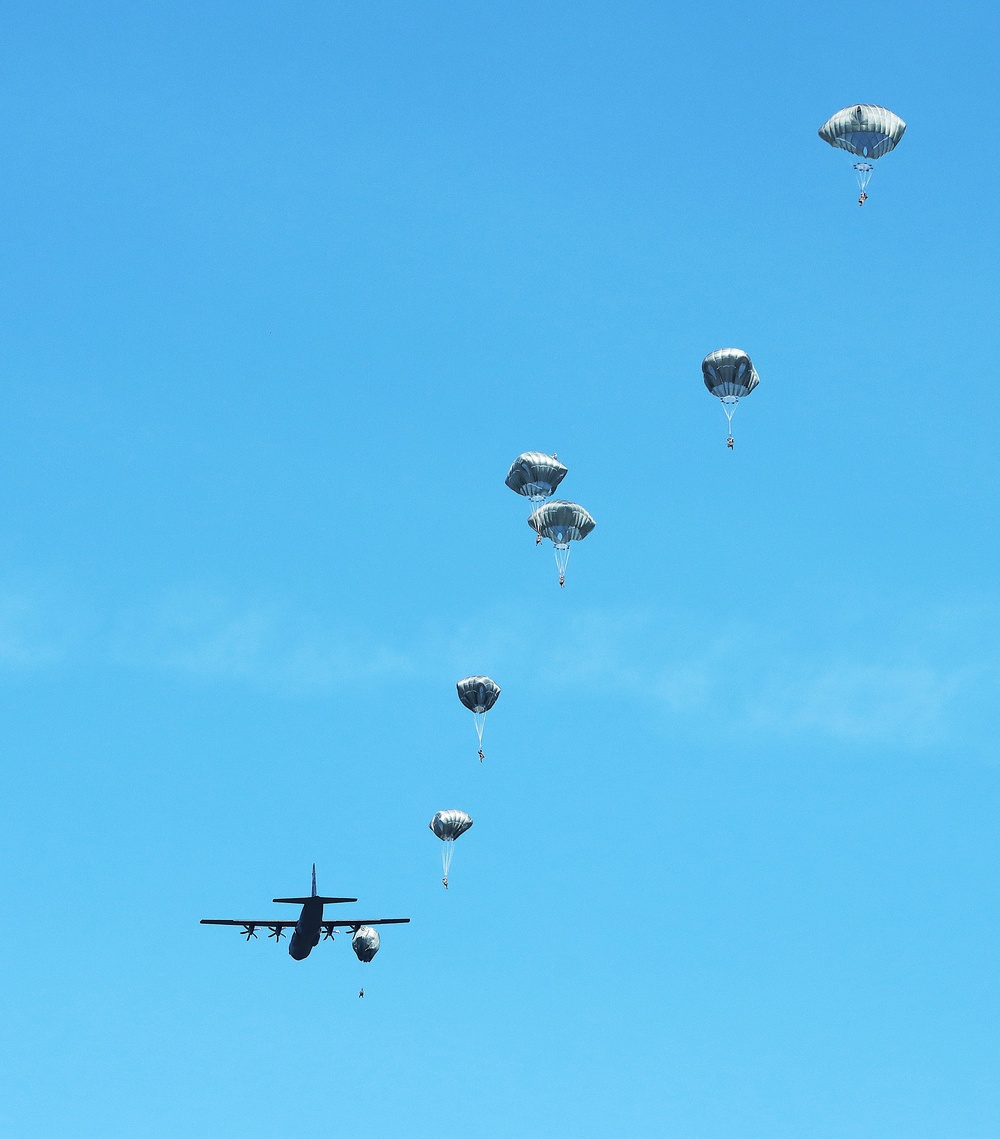 JB MDL- 404 Civil Affairs (Airborne) Conducts Airborne Operation