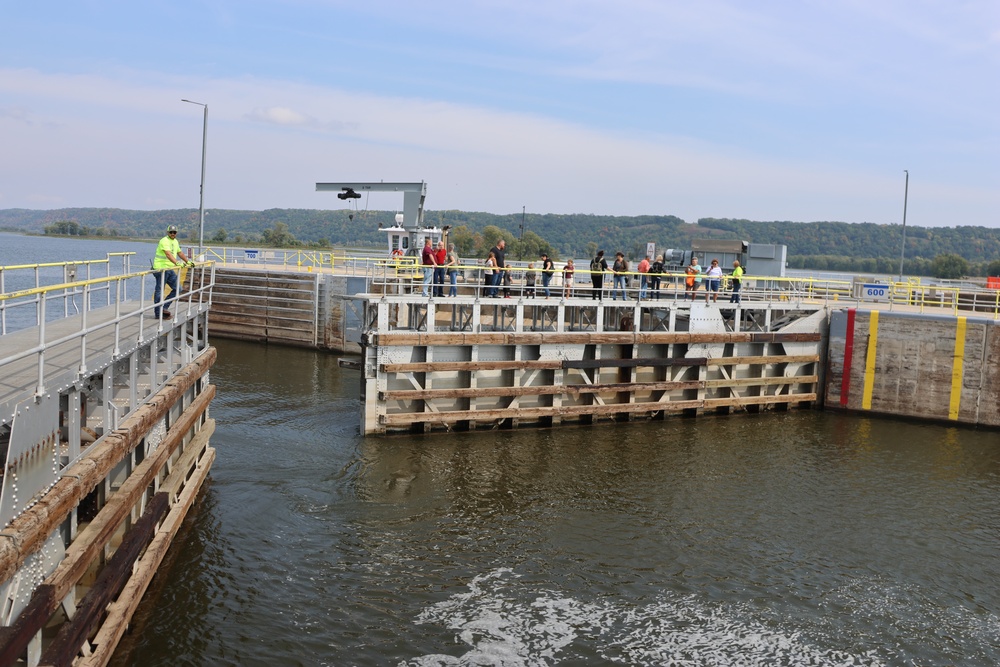 Corps of Engineers hosts Lock and Dam 10 open house