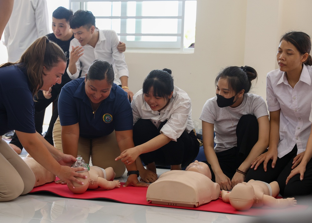 Pacific Partnership 2024-2 Medical Team Facilitates a Basic Live Support Course at DTT College