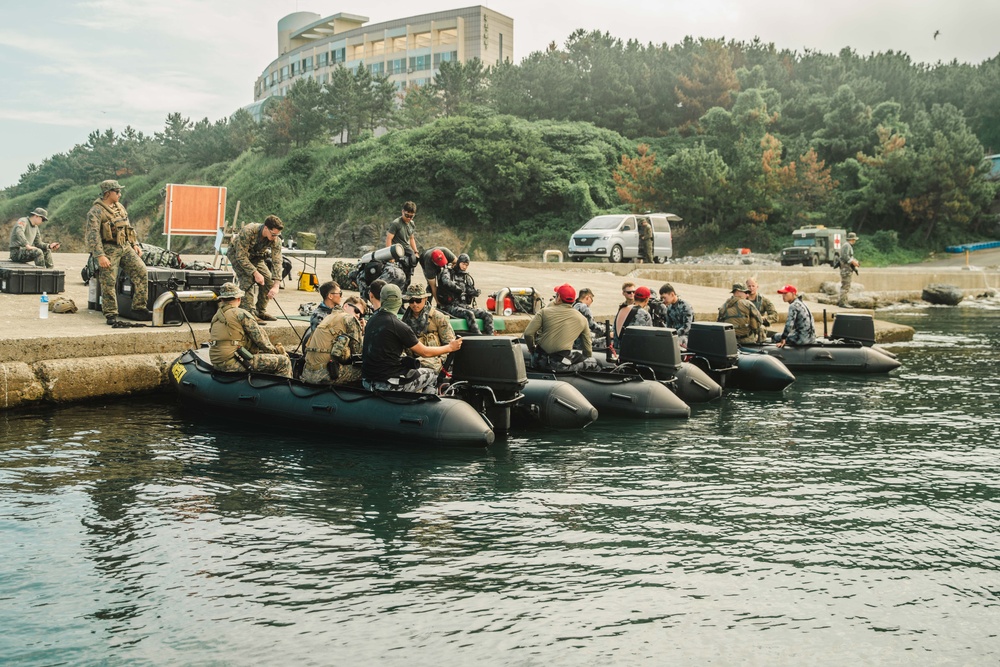 15th MEU, ROK Recon participate in Small Boat Tactics, Tactical Beach Insertions
