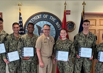 NRL Expands Naval Research Horizons for USNA Midshipmen Interns