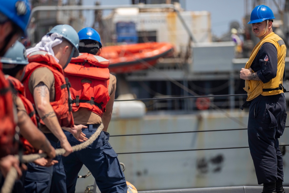 USS Spruance conducts replenishment-at-sea with USNS Big Horn