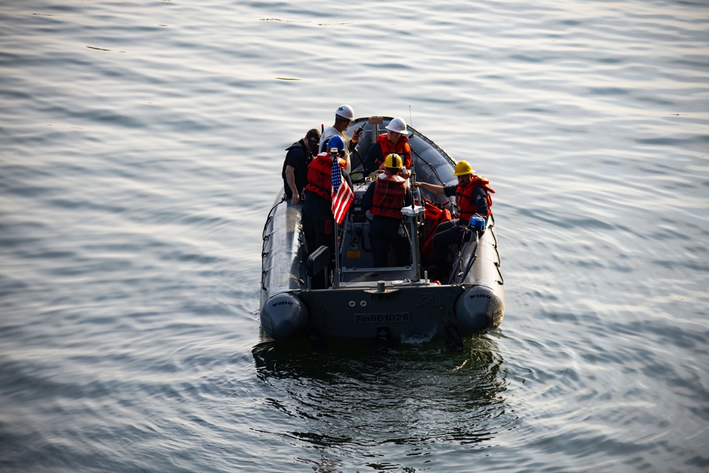 DVIDS - Images - Sailors Conduct Small Boat Operations [Image 5 of 5]