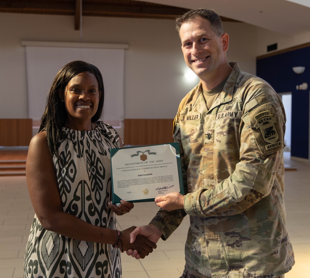 Soldiers and civilians recognized for their actions at award ceremony