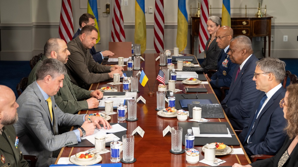 SD Hosts Ukrainian Minister of Defense