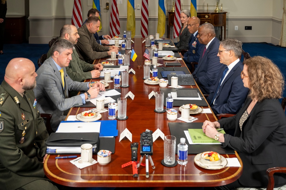 SD Hosts Ukrainian Minister of Defense