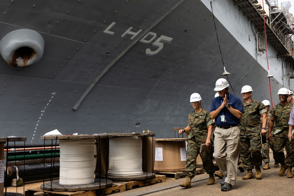 MARFORCOM Commander visits USS Bataan