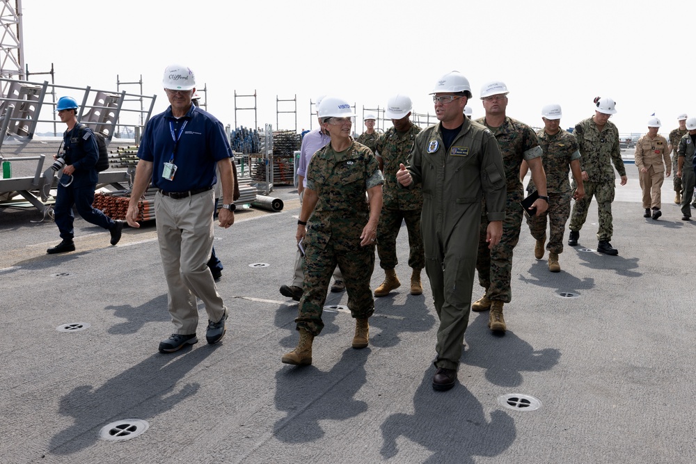 MARFORCOM Commander visits USS Bataan