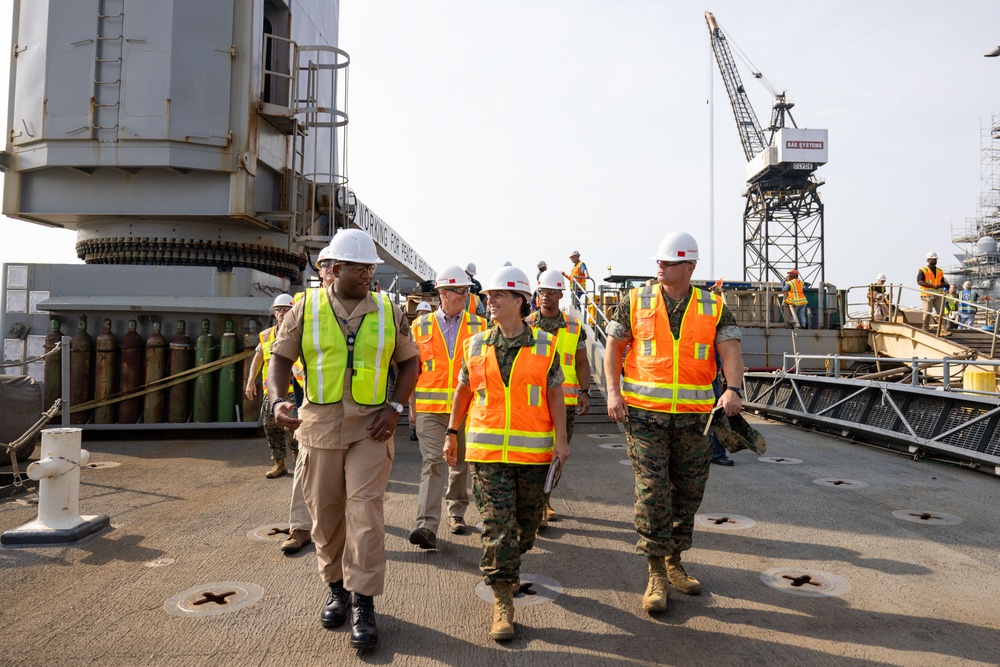 MARFORCOM Commander visits USS Carter Hall