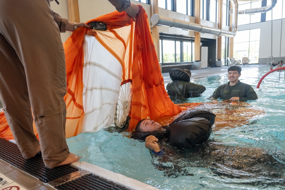 Pilots train for water survival