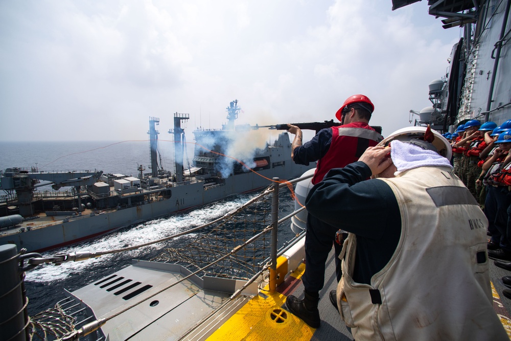 DVIDS - Images - Boxer, HMNZS conduct UNREP [Image 1 of 3]
