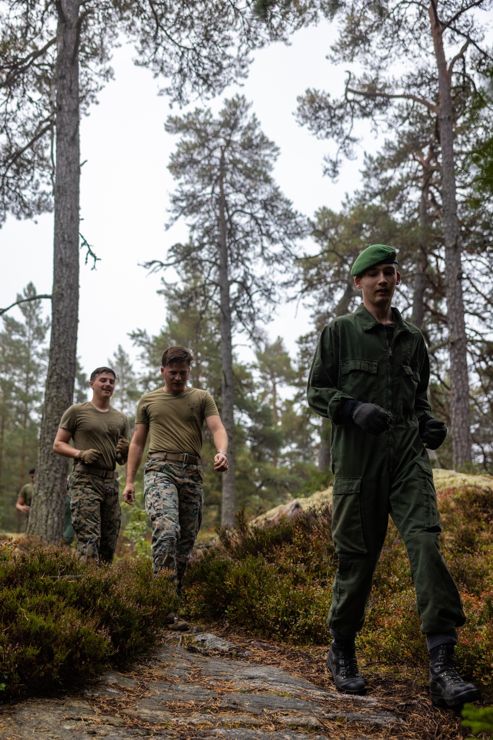 Swedish service members lead U.S. Marines through obstacle course