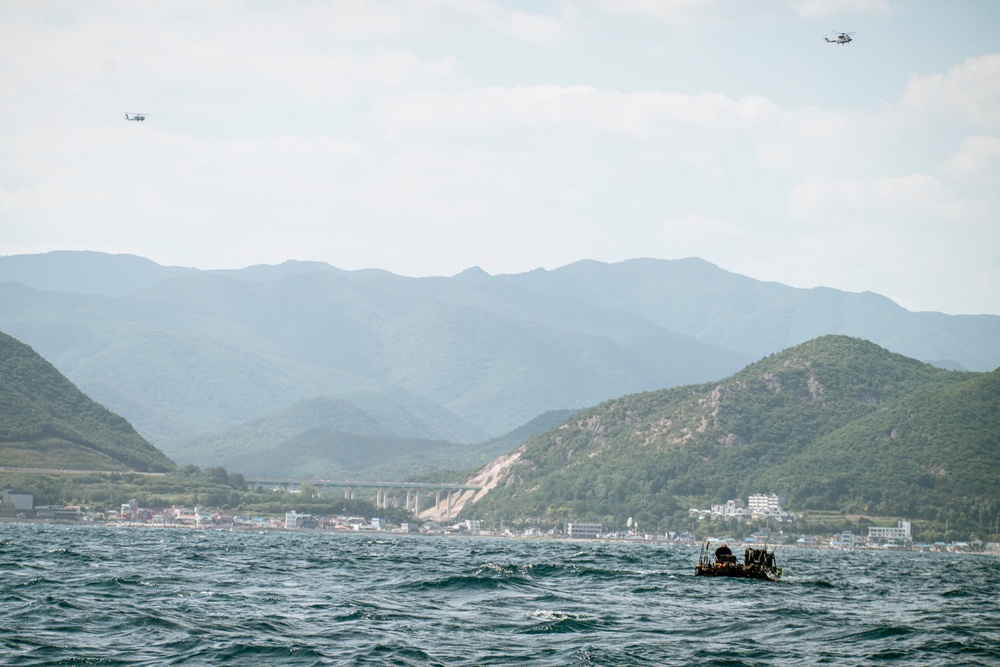 SY 24 | ACVs Splash Off Harpers Ferry During Ssang Yong 24