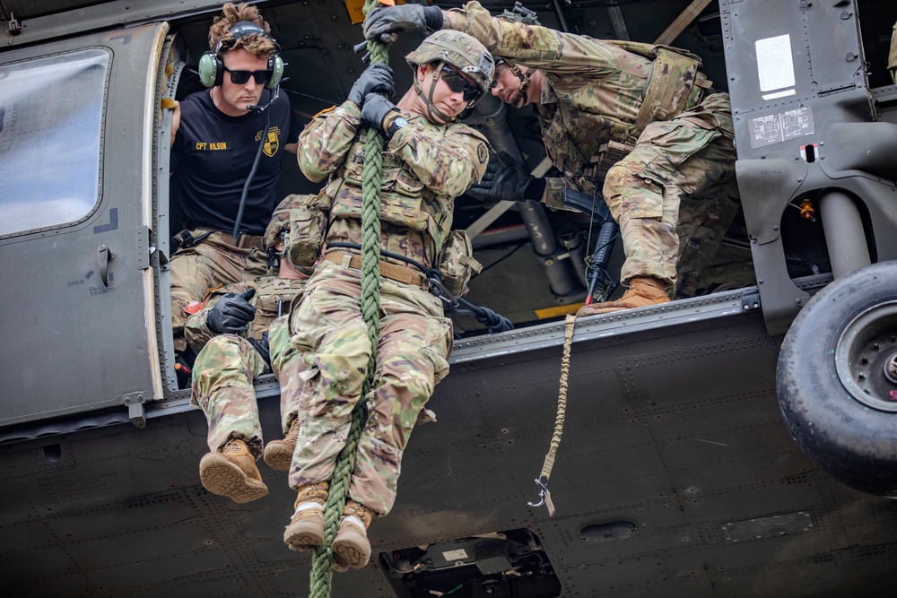 25th Combat Aviation Brigade Assists In Fast Rope Insertion And Extraction System Training