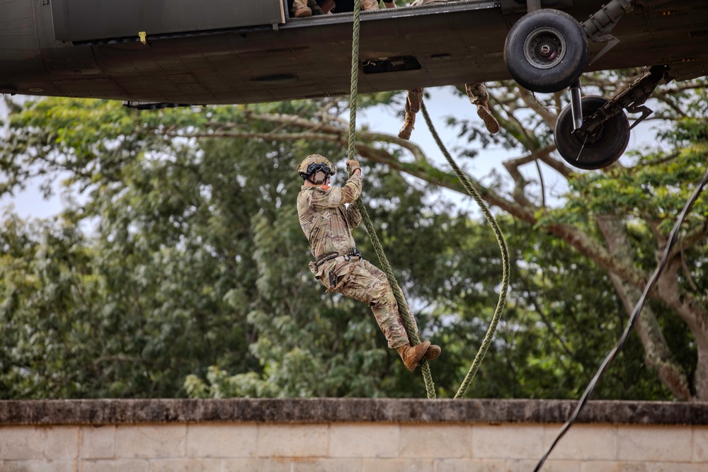 25th Combat Aviation Brigade Assists In Fast Rope Insertion And Extraction System Training