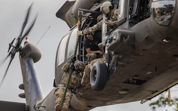 25th Combat Aviation Brigade Assists In Fast Rope Insertion And Extraction System Training