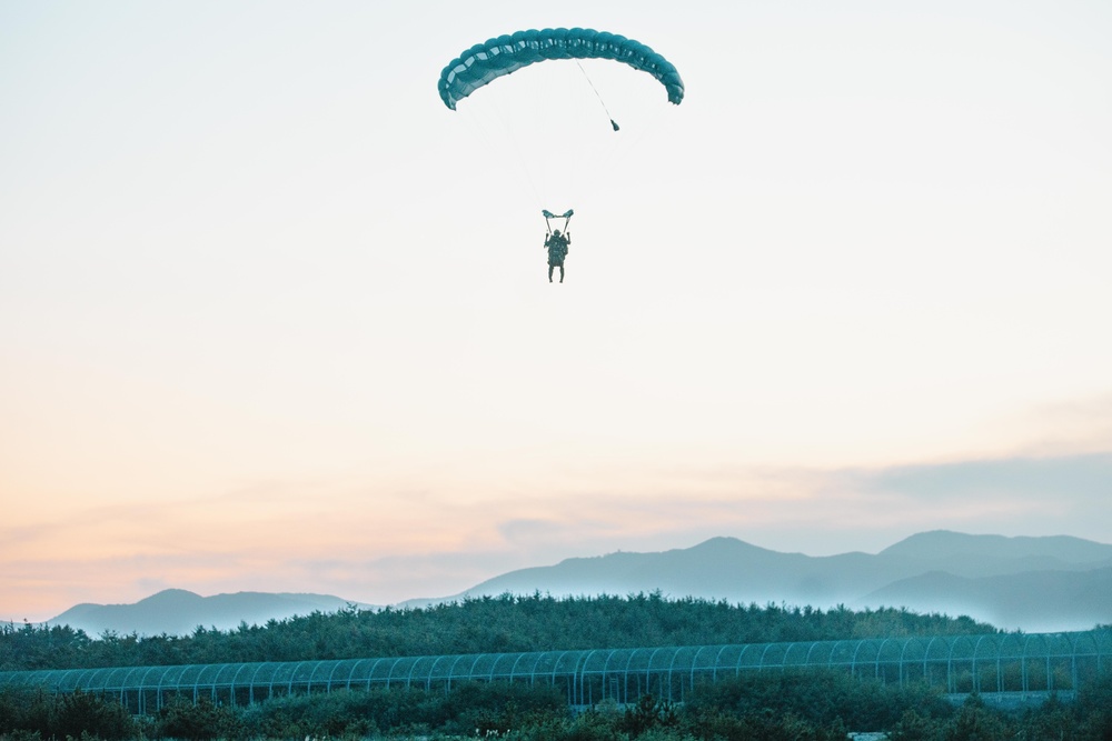 SY 24 | ROK Marines, Navy SEALs Conduct Freefall Jump with 15th MEU Recon