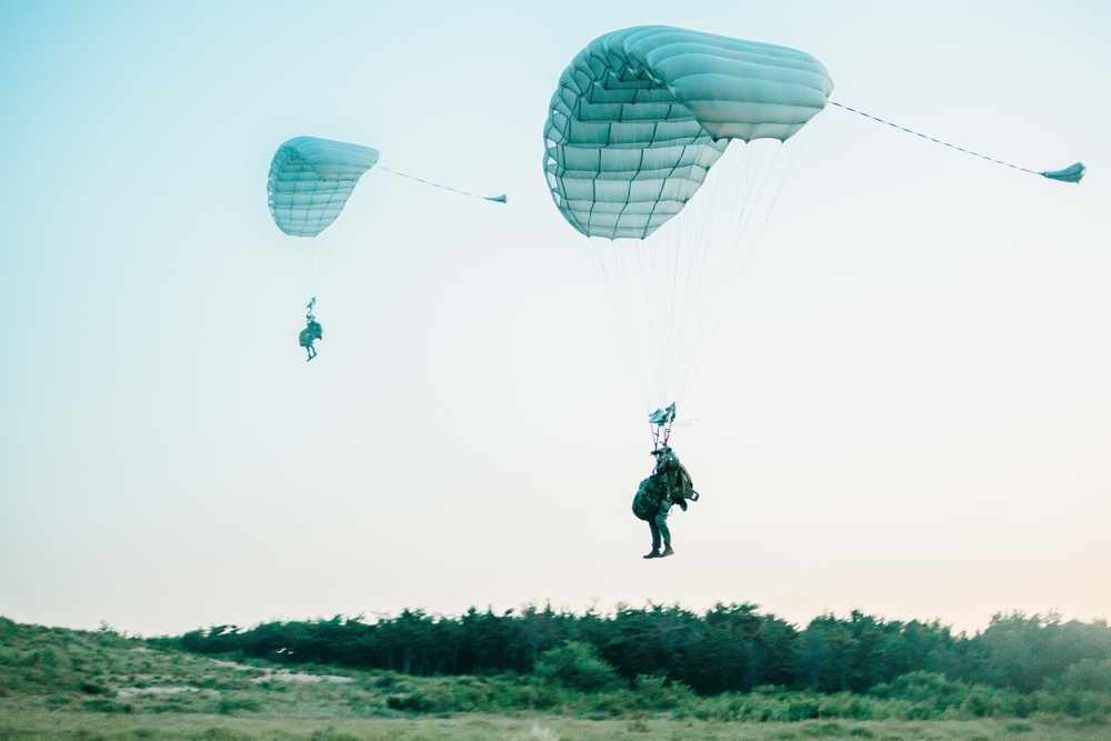 SY 24 | ROK Marines, Navy SEALs Conduct Freefall Jump with 15th MEU Recon