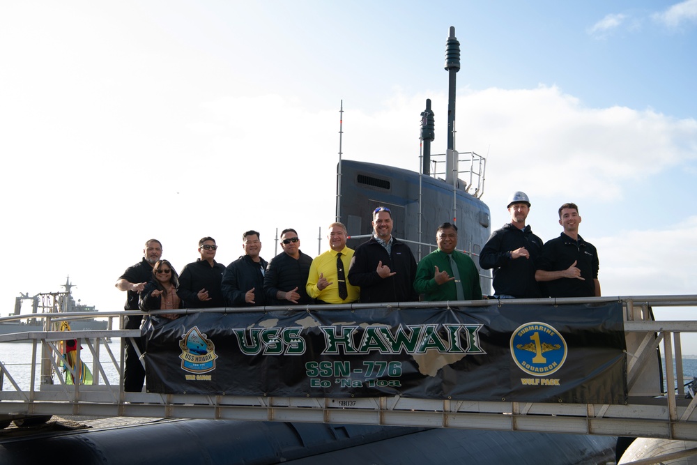 Distinguished Guests Visit USS Hawaii at HMAS Stirling