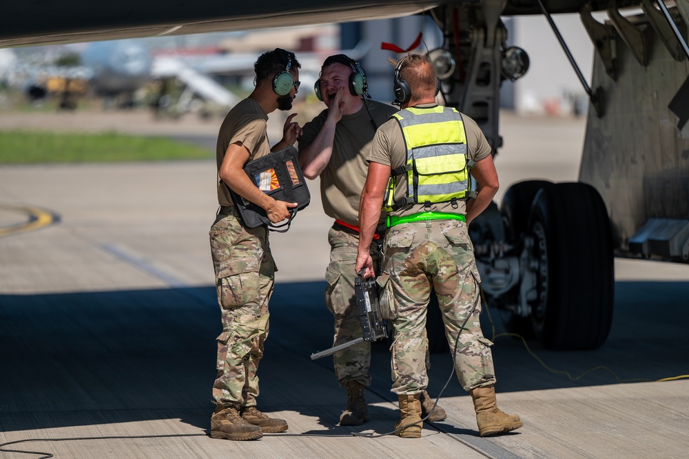 110th EBS Airmen hot pit the B-2 Spirit