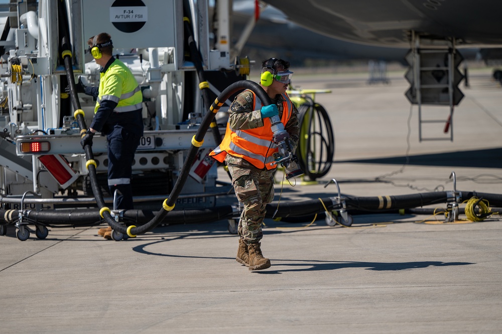 110th EBS Airmen hot pit the B-2 Spirit