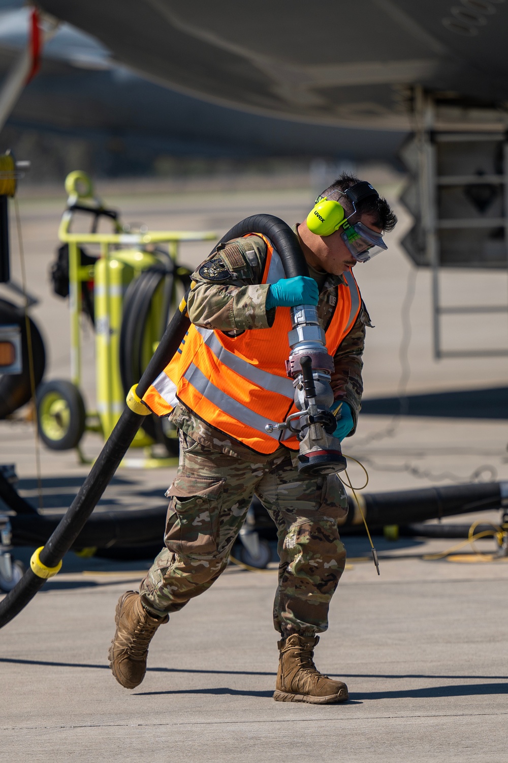 110th EBS Airmen hot pit the B-2 Spirit