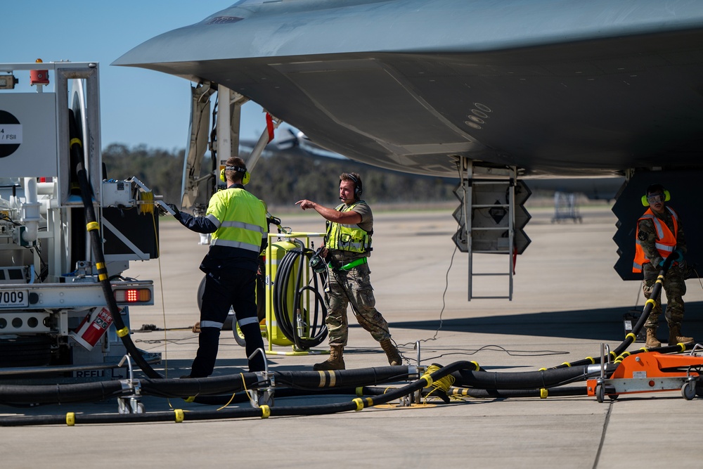 110th EBS Airmen hot pit the B-2 Spirit