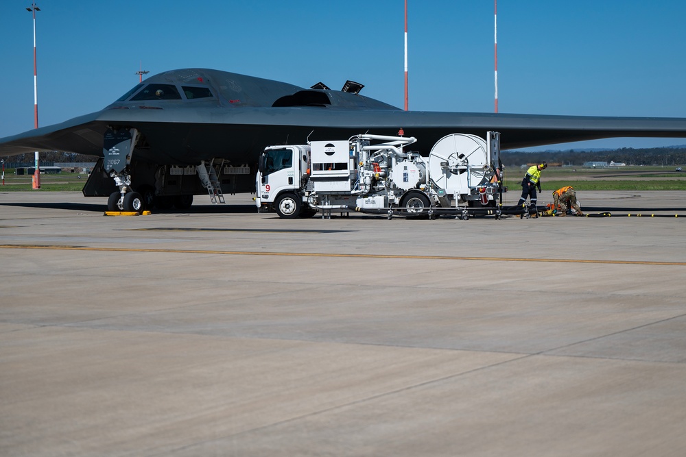 110th EBS Airmen hot pit the B-2 Spirit