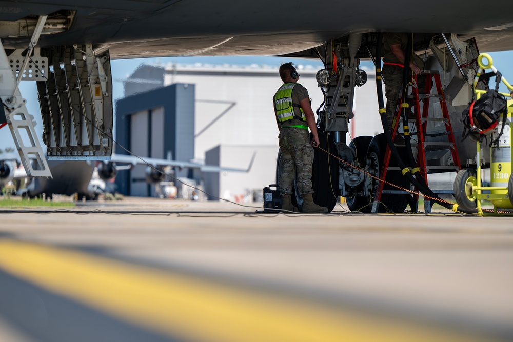 110th EBS Airmen hot pit the B-2 Spirit