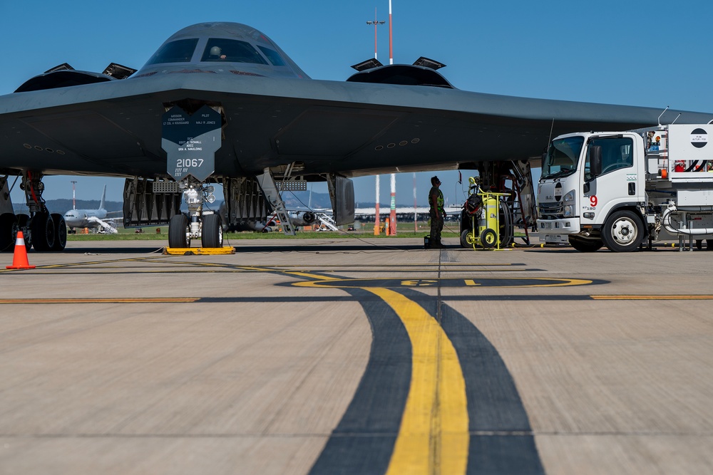 110th EBS Airmen hot pit the B-2 Spirit