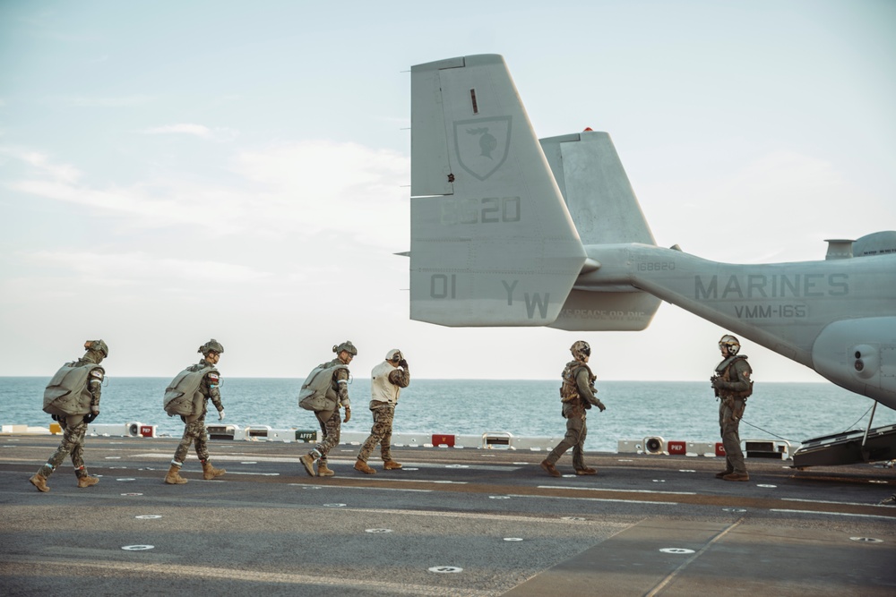 SY 24 | ROK Marines, Navy SEALs Conduct Freefall Jump with 15th MEU Recon