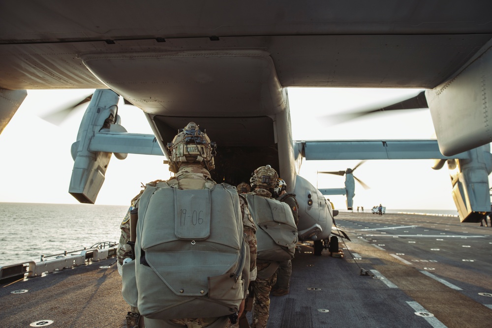 SY 24 | ROK Marines, Navy SEALs Conduct Freefall Jump with 15th MEU Recon