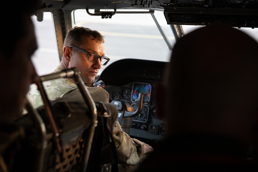 1-228th Aviation Regiment Commander tours Los Condores Air Base