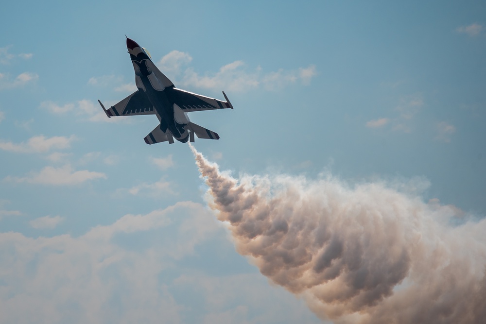 Thunderbirds Aerial Demonstration at the Oregon International Air Show