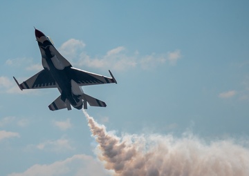 Thunderbirds Aerial Demonstration at the Oregon International Air Show