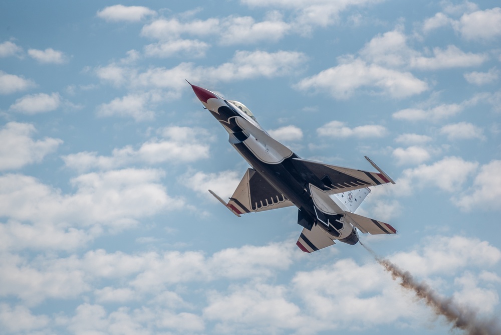 Thunderbirds Aerial Demonstration at the Oregon International Air Show