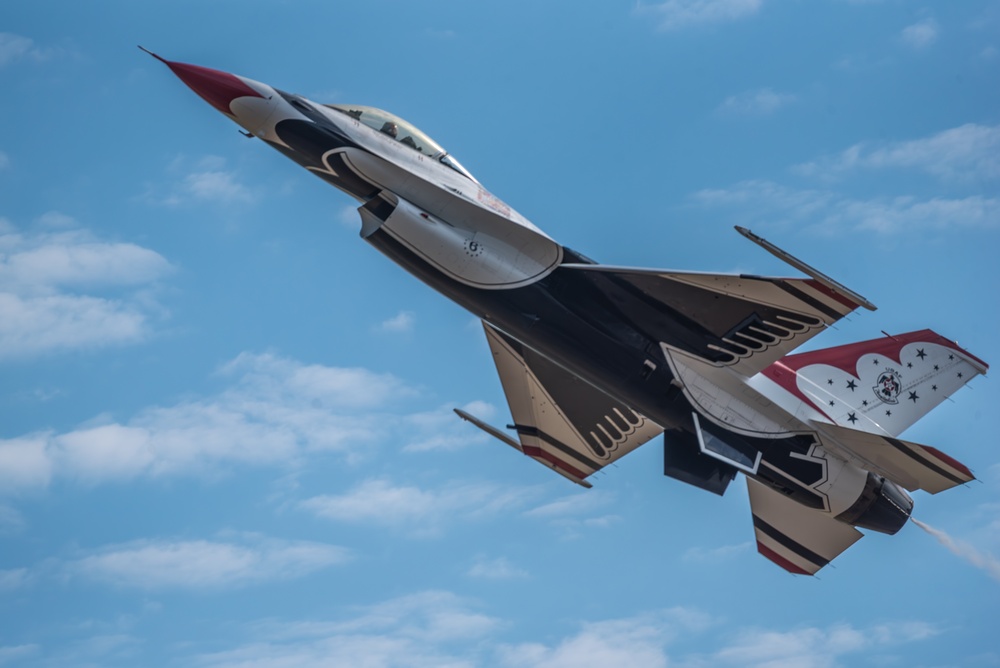 Thunderbirds Aerial Demonstration at the Oregon International Air Show