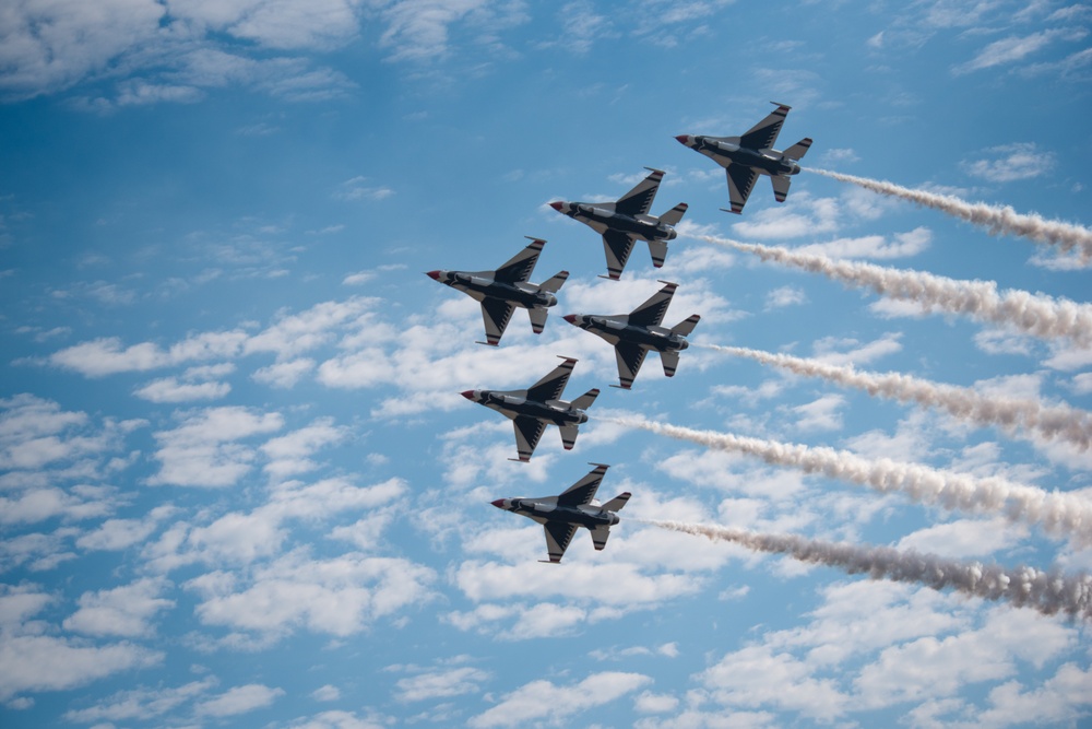 Thunderbirds Aerial Demonstration at the Oregon International Air Show