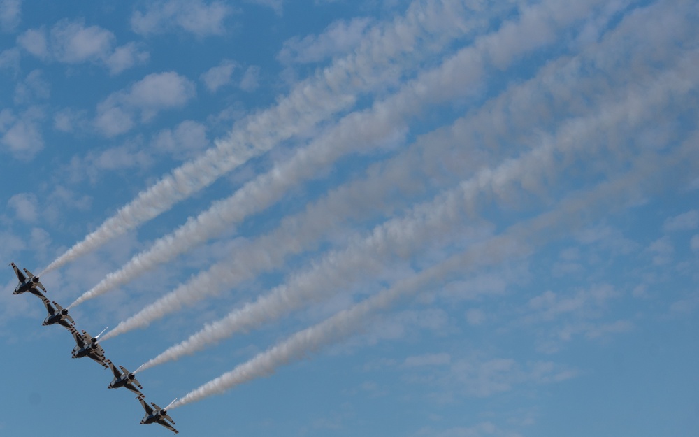 Thunderbirds Aerial Demonstration at the Oregon International Air Show