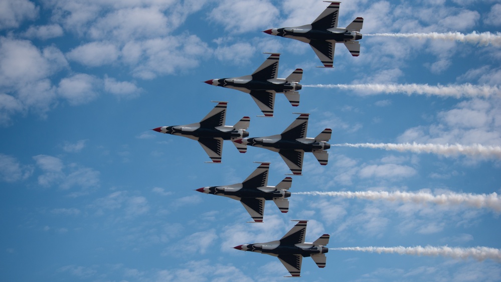 Thunderbirds Aerial Demonstration at the Oregon International Air Show