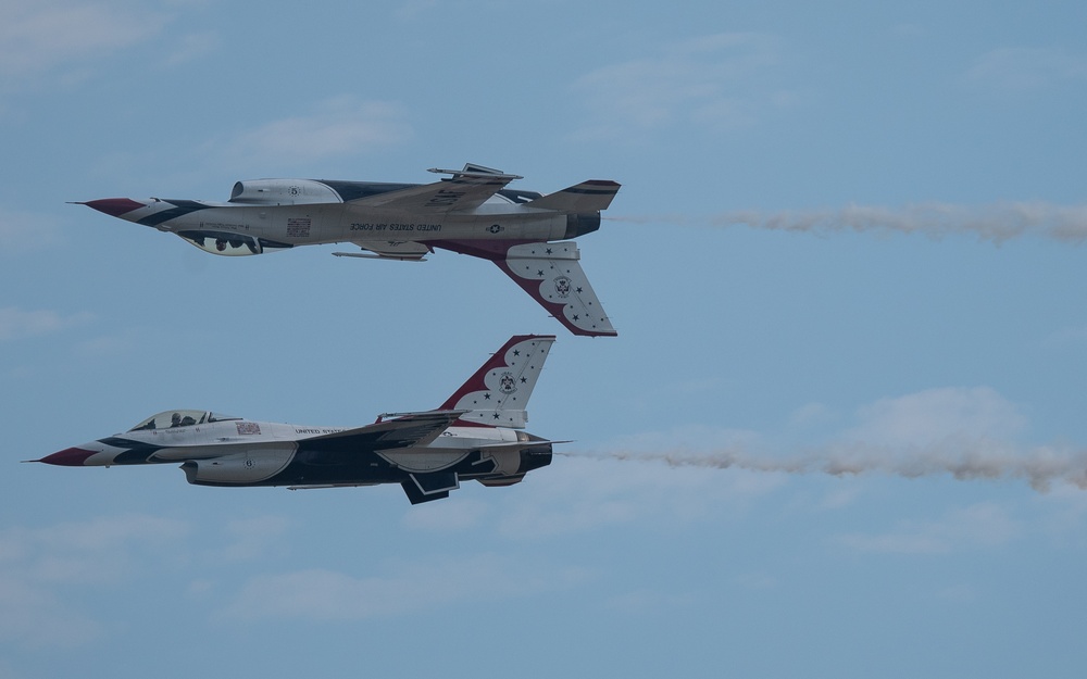 Thunderbirds Aerial Demonstration at the Oregon International Air Show