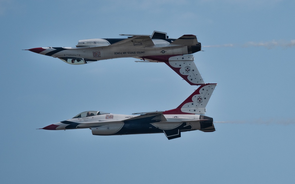 Thunderbirds Aerial Demonstration at the Oregon International Air Show