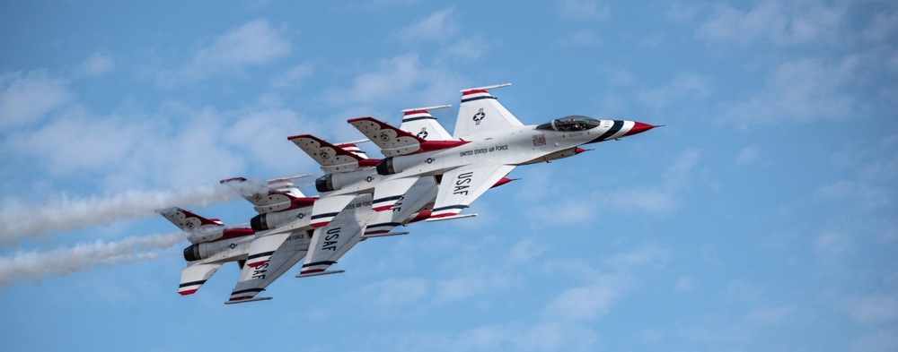 Thunderbirds Aerial Demonstration at the Oregon International Air Show