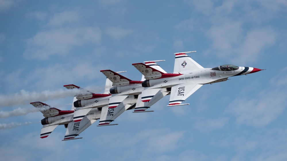 Thunderbirds Aerial Demonstration at the Oregon International Air Show