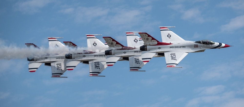 Thunderbirds Aerial Demonstration at the Oregon International Air Show