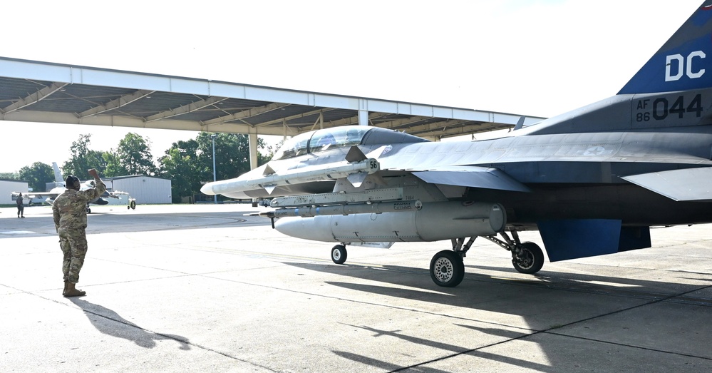 D.C. National Guard Commanding General receives familiarization flight in an F-16D