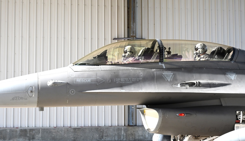 D.C. National Guard Commanding General receives familiarization flight in an F-16D