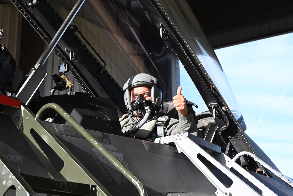 D.C. National Guard Commanding General receives familiarization flight in an F-16D