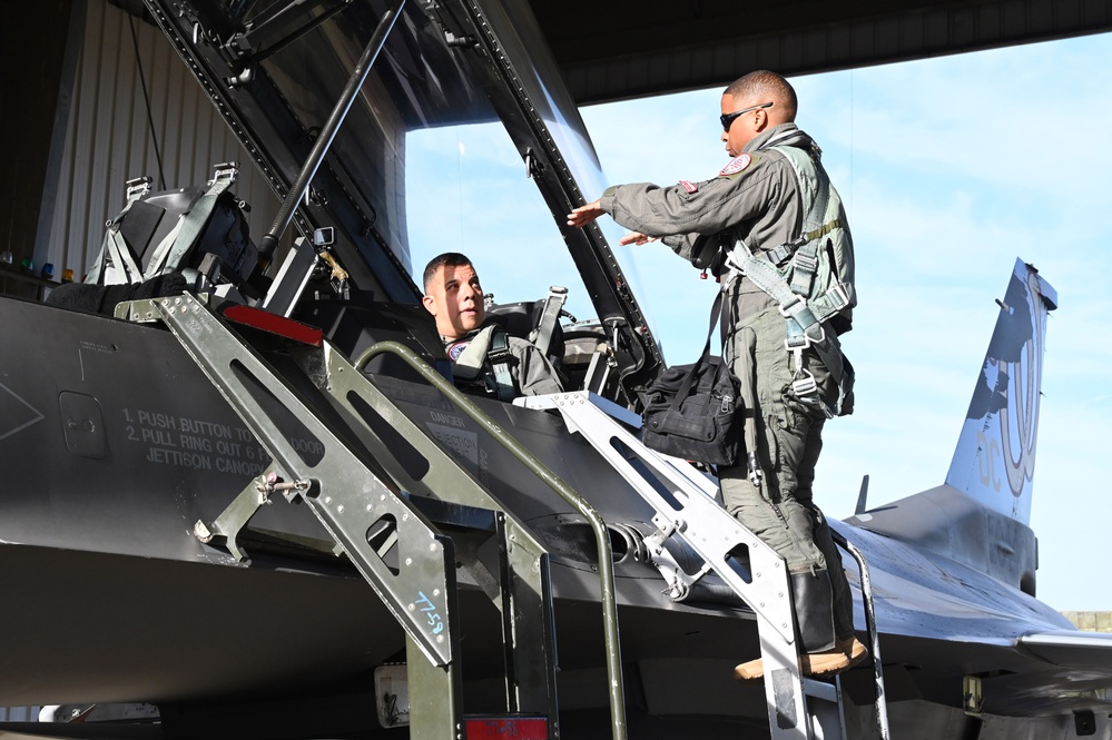 D.C. National Guard Commanding General receives familiarization flight in an F-16D