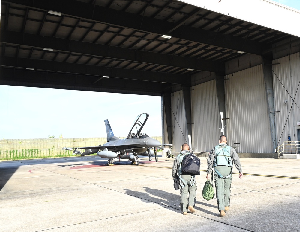 D.C. National Guard Commanding General receives familiarization flight in an F-16D